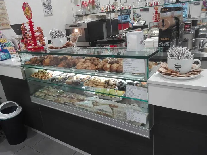Bancone del Fumetto Bar con prodotti da banco